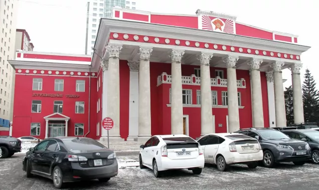 Мөнгөнд бус сэтгэлдээ хүлэгдсэн театрын арын албаныхан