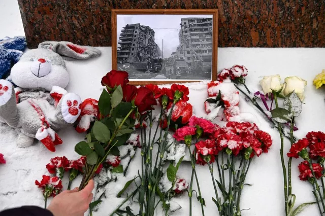 Оросын иргэд баривчлагдахаас айлгүй Украины Днипро хотод амь үрэгдэгсдийн дурсгалыг хүндэтгэжээ