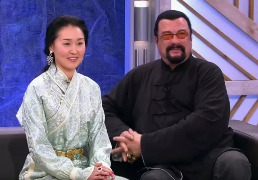 Стивен Сигал эхнэртэйгээ кинонд тоглоно