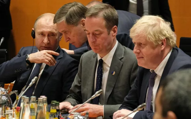 ОХУ-ын ерөнхийлөгч өөрийг нь пуужингаар сүрдүүлж байсныг Борис Жонсон ярьжээ