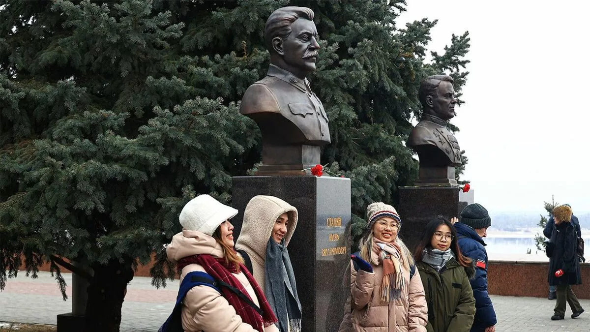 ОХУ-ын Волгоград хотод Сталиний цээж баримлыг босгожээ