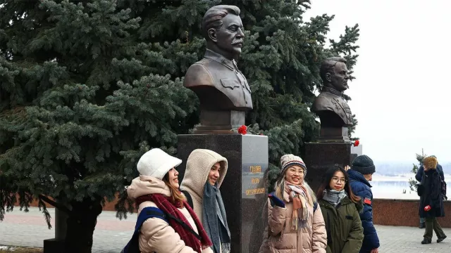ОХУ-ын Волгоград хотод Сталиний цээж баримлыг босгожээ