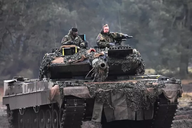 Герман, Нидерланд, Дани улсууд Украинд 100 танк илгээхээ амлав