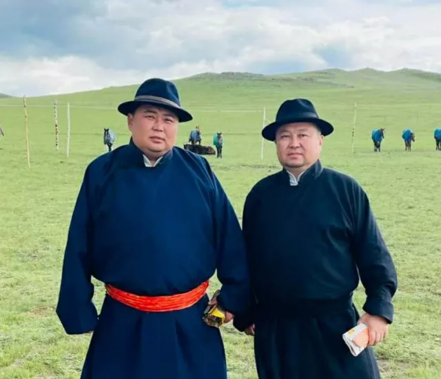 Хөвсгөлчүүдийн чихэн дээр цэцэг ургуулсан аймгийн удирдлагууд