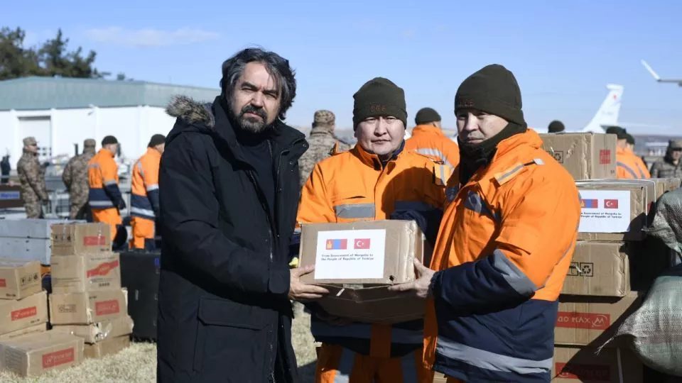 Турк улсын иргэдэд илгээсэн ноосон хөнжил, махан нөөш, лаа зэрэг хүмүүнлэгийн тусламжийг хүлээлгэн өгчээ
