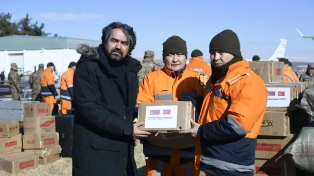 Турк улсын иргэдэд илгээсэн ноосон хөнжил, махан нөөш, лаа зэрэг хүмүүнлэгийн тусламжийг хүлээлгэн өгчээ