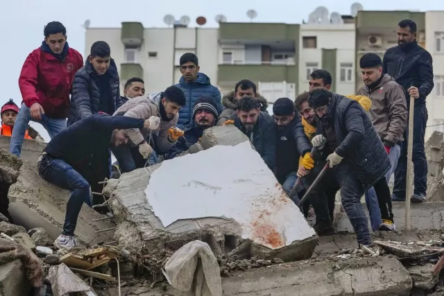 Барилгын чанартай холбогдуулан 612 хүнийг шалгаж байгаагаа Туркийн эрх баригчид мэдээллээ