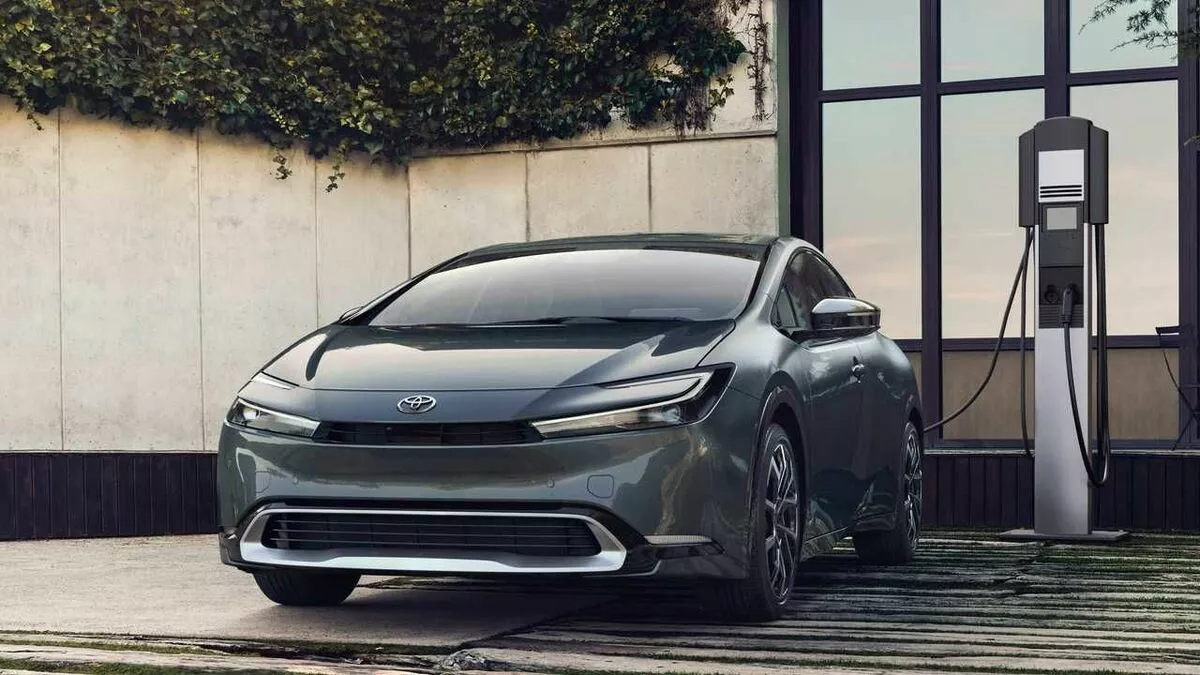 Тоёота компани Prius автомашиныхаа шинэ PHEV загварыг Японы зах зээлд гаргах гэж байна