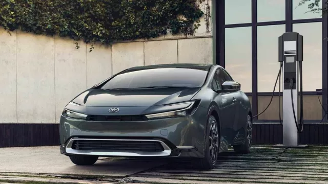 Тоёота компани Prius автомашиныхаа шинэ PHEV загварыг Японы зах зээлд гаргах гэж байна