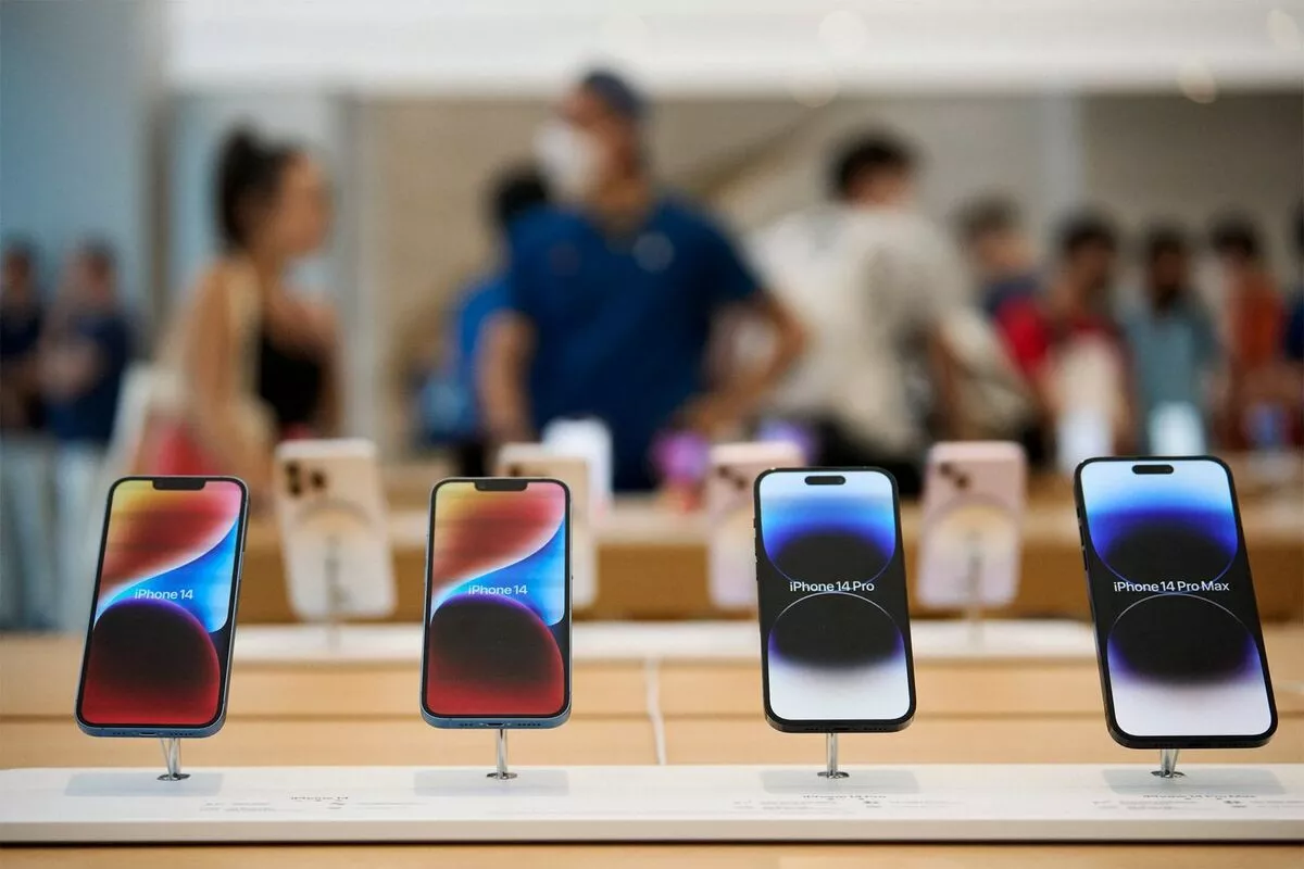 Унах үеэр дэлгэцээ эвхдэг iPhone-ий загварын патентыг Apple компани бүртгүүлжээ