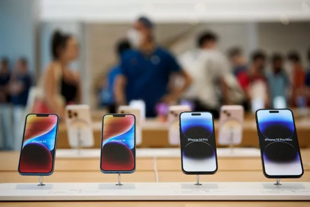 Унах үеэр дэлгэцээ эвхдэг iPhone-ий загварын патентыг Apple компани бүртгүүлжээ