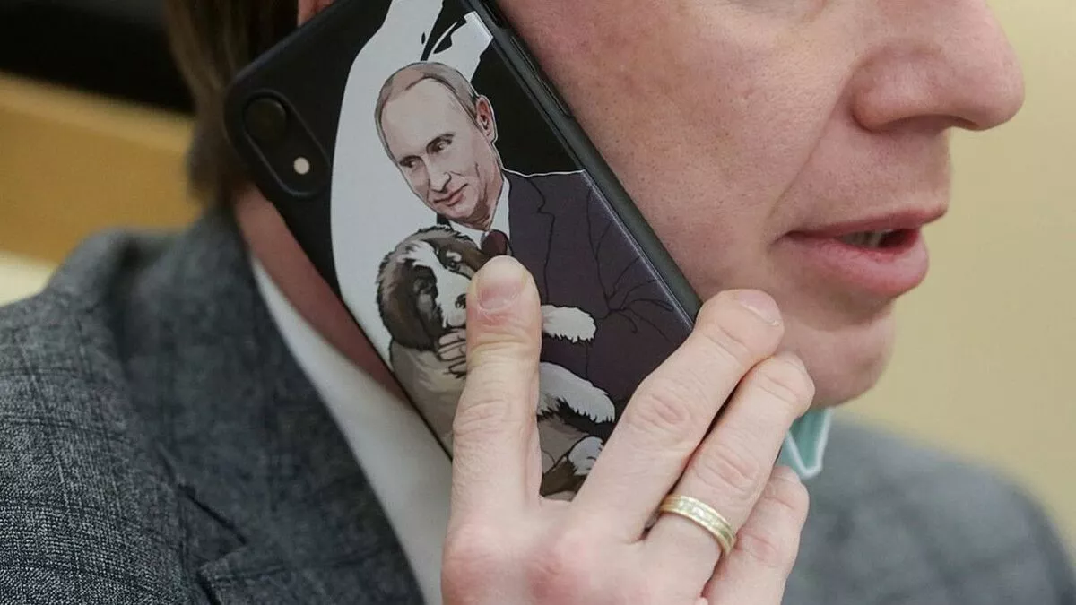 Кремлийн захиргаа энэ сард багтаан iPhone-оос салахыг албан хаагчдадаа даалгажээ