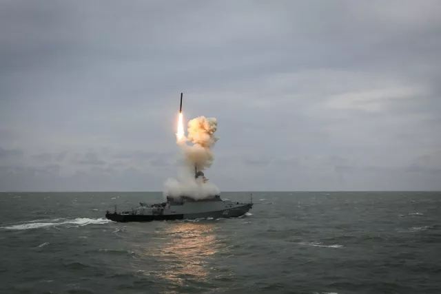 Крымийн төмөр замаар тээвэрлэж байсан Оросын Калибр пуужингийн цувааг дэлбэлснээ Украины тал мэдэгджээ