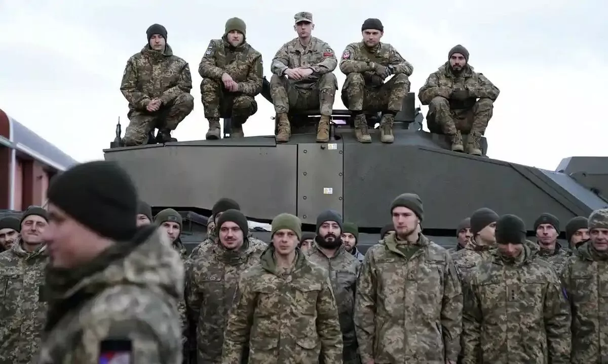 Challenger 2 танкийг эзэмших сургалтаа дуусгасан Украины армийн цэргүүд Британиас эх орондоо буцжээ