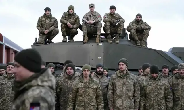Challenger 2 танкийг эзэмших сургалтаа дуусгасан Украины армийн цэргүүд Британиас эх орондоо буцжээ