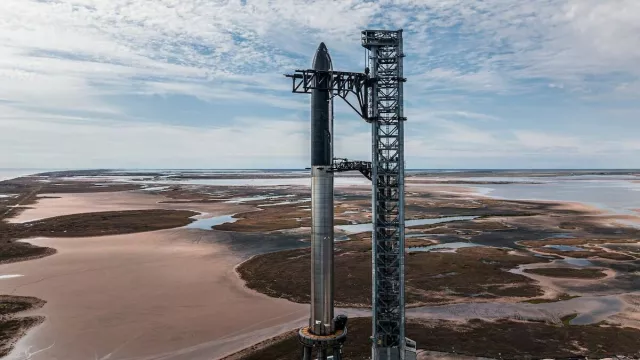 SpaceX компани дэлхийн хамгийн хүчирхэг пуужингийнхаа туршилтыг хойшлуулав