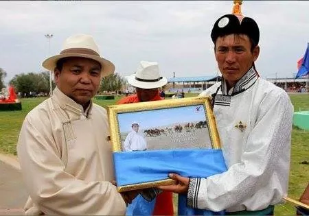 Шүгэлдэх гэж ядах сүржин гишүүн