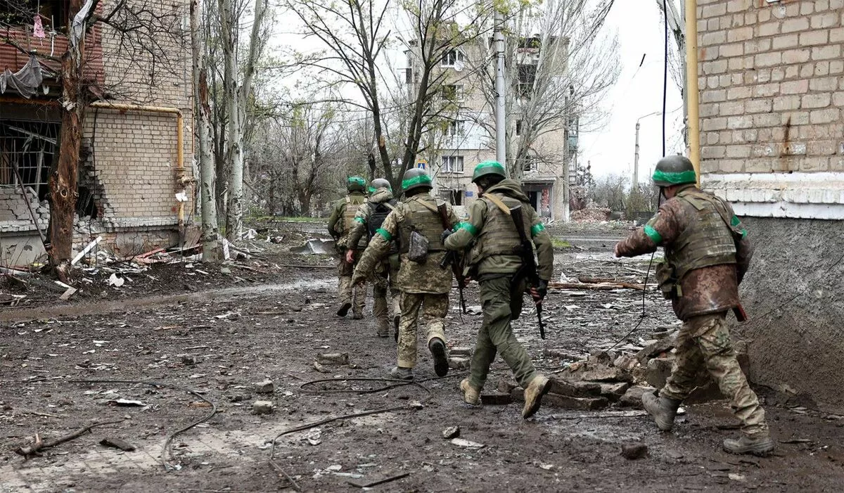 Таван сарын хугацаанд Бахмутын ойролцоо Оросын 20,000 гаруй цэрэг амь үрэгдсэн тухай АНУ-ын тал мэдээллээ