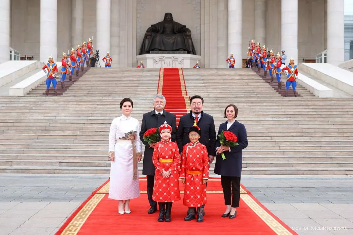 Унгар улсын Үндэсний Ассамблейн дарга Көвер Ласло, түүний гэргий Бэкк Мариа нарыг Д.Сүхбаатарын талбайд угтан авлаа