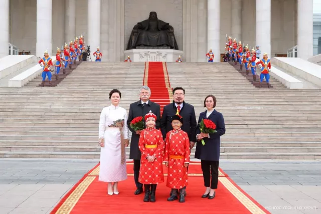 Унгар улсын Үндэсний Ассамблейн дарга Көвер Ласло, түүний гэргий Бэкк Мариа нарыг Д.Сүхбаатарын талбайд угтан авлаа
