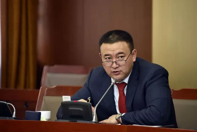 Сургаар биш тооцоо, төлөвлөлттэй хандахгүй бол салбар чинь дампуурлаа, Б.Чойжилсүрэн сайд аа!