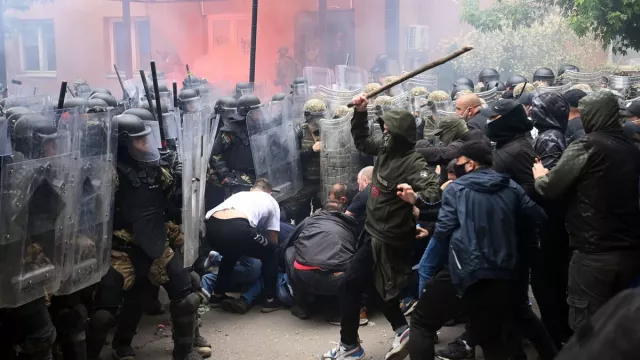 Үндэстэн хоорондын мөргөлдөөний дараа НАТО нэмэлт хүчээ Косовод илгээхээр болжээ