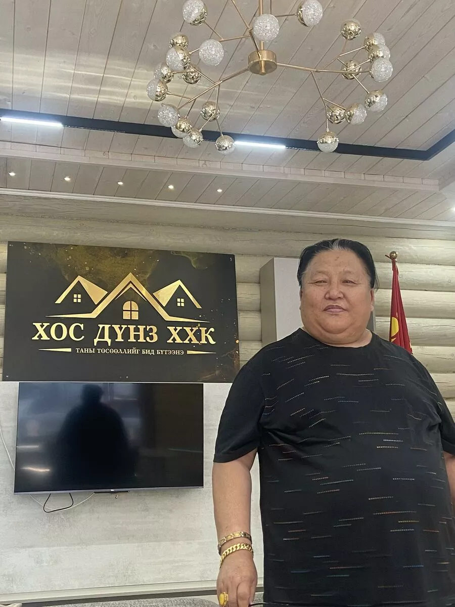 МУАЖ С.Батсүх Хос Дүнз ХХК-н үзүүлэнгийн байшинтай танилцаж, ард түмэндээ үнэгүй байшин барьж өгөх сугалаанд идэвхитэй оролцохыг уриаллаа