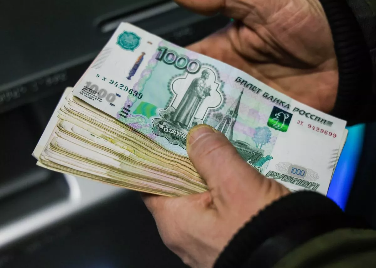 Оросын нэртэй эдийн засагч рублийн уналтыг Энэтхэгт түгжигдсэн экспортын орлоготой холбон тайлбарлав