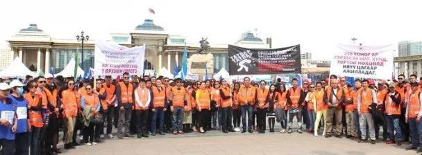 Монголын төр дундаж давхаргаа татвараар дарамталж, унагахаар шийдэв үү