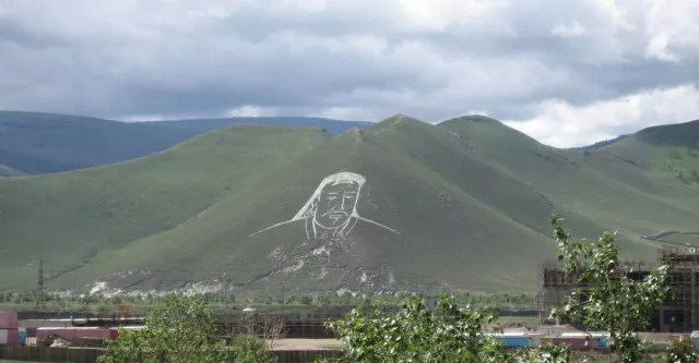 Богд ууландаа, ус модон дундаа сайхан амьдарцгаая л даа