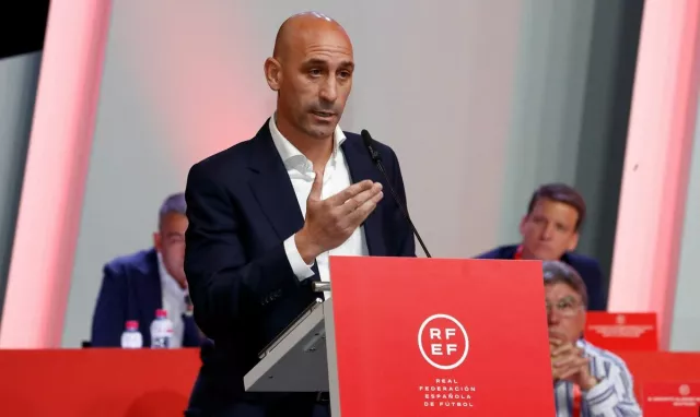 Эмэгтэй тамирчнаа олны нүдэн дээр зөвшөөрөлгүй үнссэн Испанийн хөл бөмбөгийн холбооны ерөнхийлөгч огцорлоо