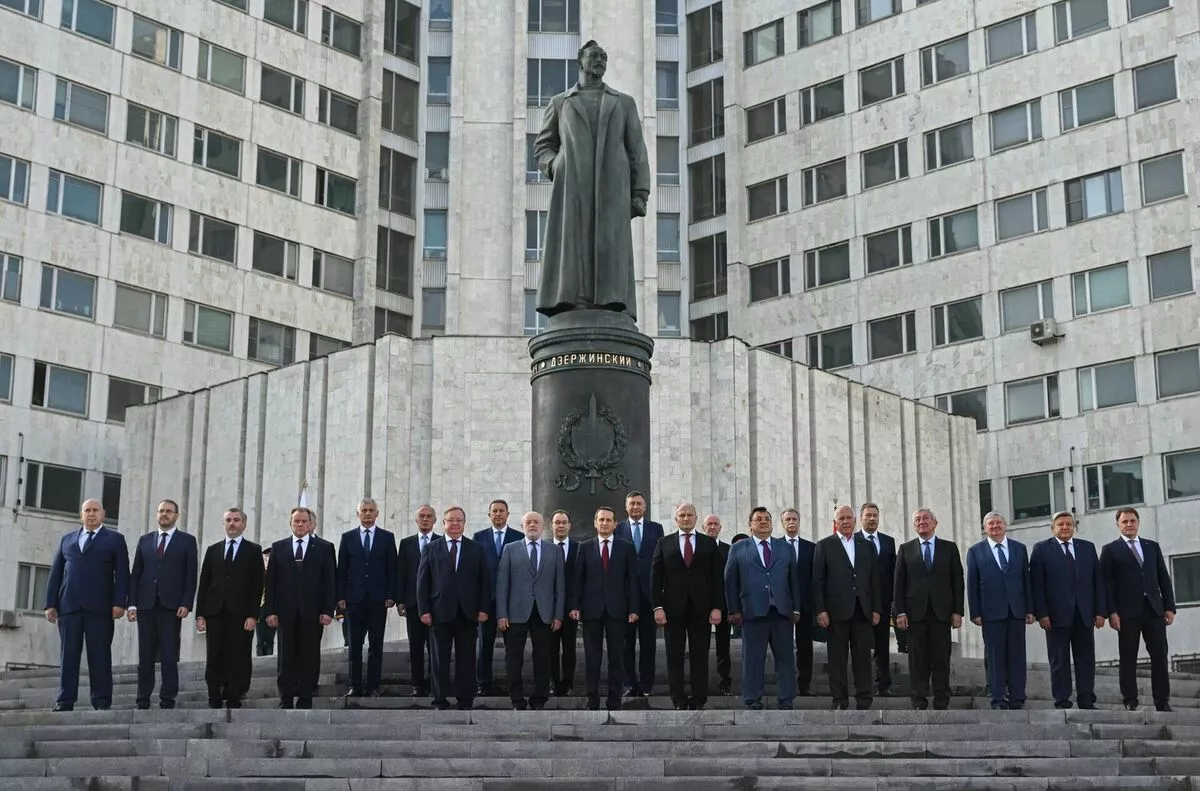 Москва хотод Феликс Дзержинскийн хөшөөг дахин босголоо
