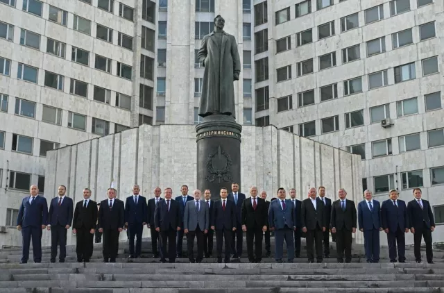 Москва хотод Феликс Дзержинскийн хөшөөг дахин босголоо