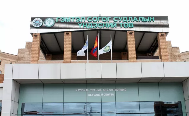 ГССҮТ: Охины баруун хөлний шагайн яс хугаралттай гэсэн оноштойгоор эмчлүүлж байна. Биеийн байдал нь тогтвортой