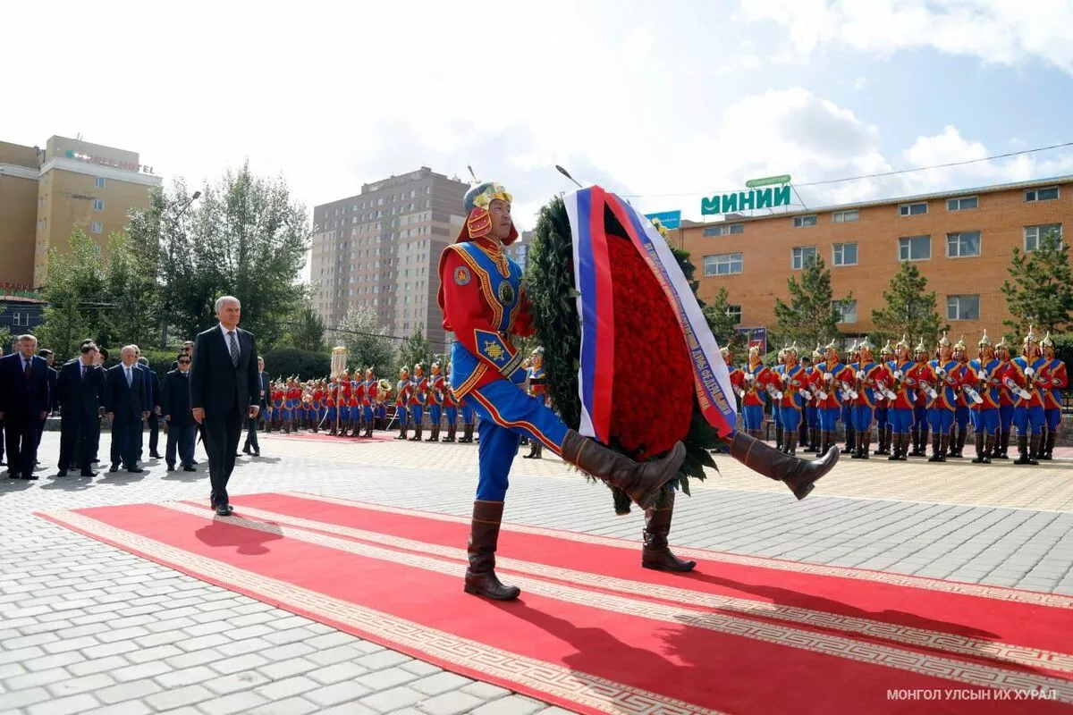 ОХУ-ын Холбооны Хурлын Төрийн Думын дарга В.В.Володин айлчлалын үеэрээ Г.К.Жуковын хөшөөнд хүндэтгэл үзүүлэв