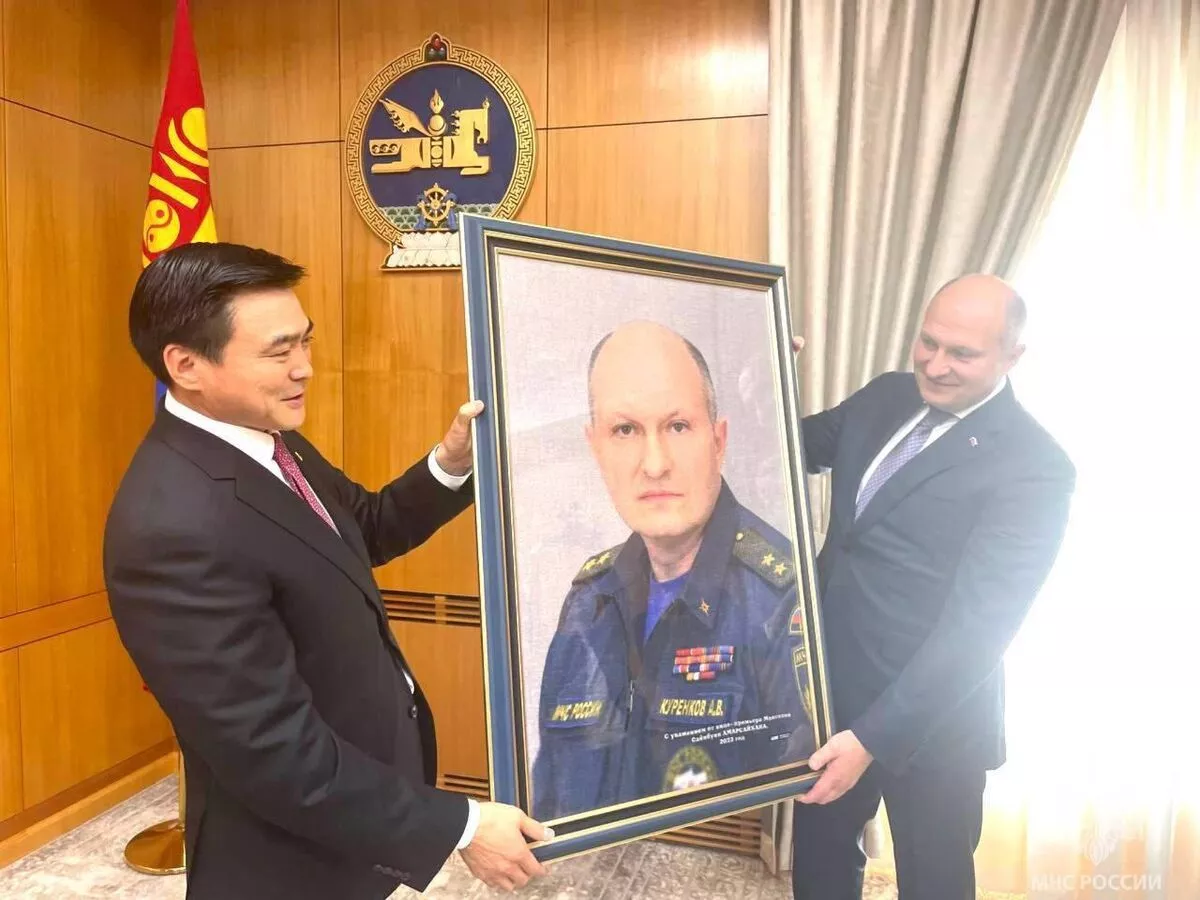 Шадар сайд ОХУ-ын онцгой байдлын сайдад ноолууран дээр хэвлэсэн хөргийг нь бэлэглэжээ