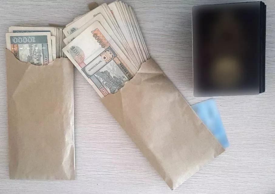 Визийн зөрчилтэй гадаадын иргэдийг ажиллуулж байсан компанийн захирал цагдаад хахууль өгөхийг завджээ