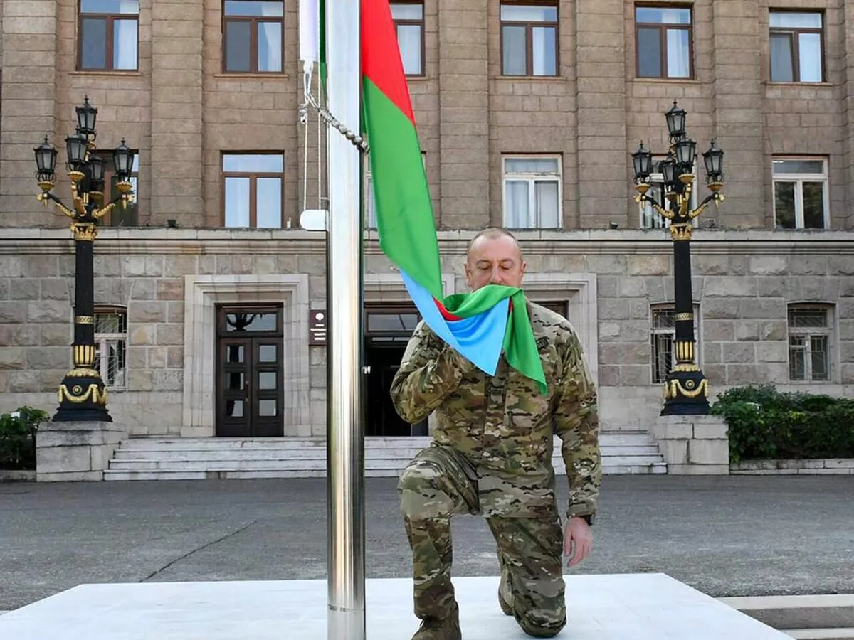 Азербайжаны ерөнхийлөгч Уулын Карабахын хотуудад төрийн далбаагаа мандуулав
