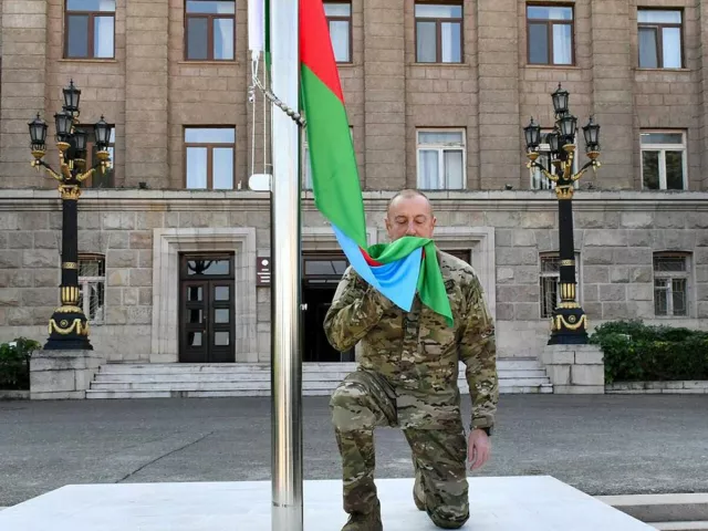 Азербайжаны ерөнхийлөгч Уулын Карабахын хотуудад төрийн далбаагаа мандуулав