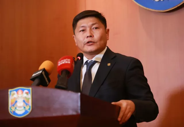 “Нэг бүрийг нь ₮470 саяар авсан ч тухайн өдрөө өгсүүр өөд явж чадаагүй монбус гэх 30 автобус холбогдох баазын хашаанд байна“