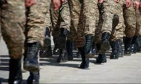 ЦЭРЭГ: Гар дээр тулж хэвтүүлээд өгзөг рүү гутлын өсгийгөөр эсвэл тугны иш шиг бүдүүн модон саваагаар цохидог