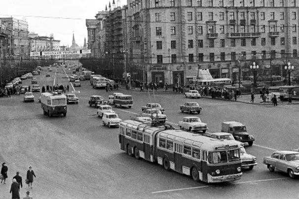 Москвад 90 жилийн өмнө троллейбусыг хэн, яаж явуулж эхэлсэн бэ?