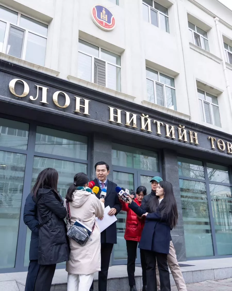 Авлигатай тэмцэх газарт 10 мянган хуудас “Шилэн” мэдээлэл хүлээлгэн өглөө