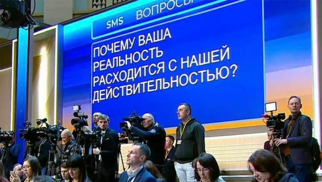Путиний асуулт хариултын шоуны үеэр үзэгчдээс ирсэн “хурц“ асуултуудыг том дэлгэцээр үзүүлэв