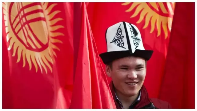 Киргизстан улсын парламент төрийн далбааныхаа загварыг өөрчлөх хуулийг баталжээ