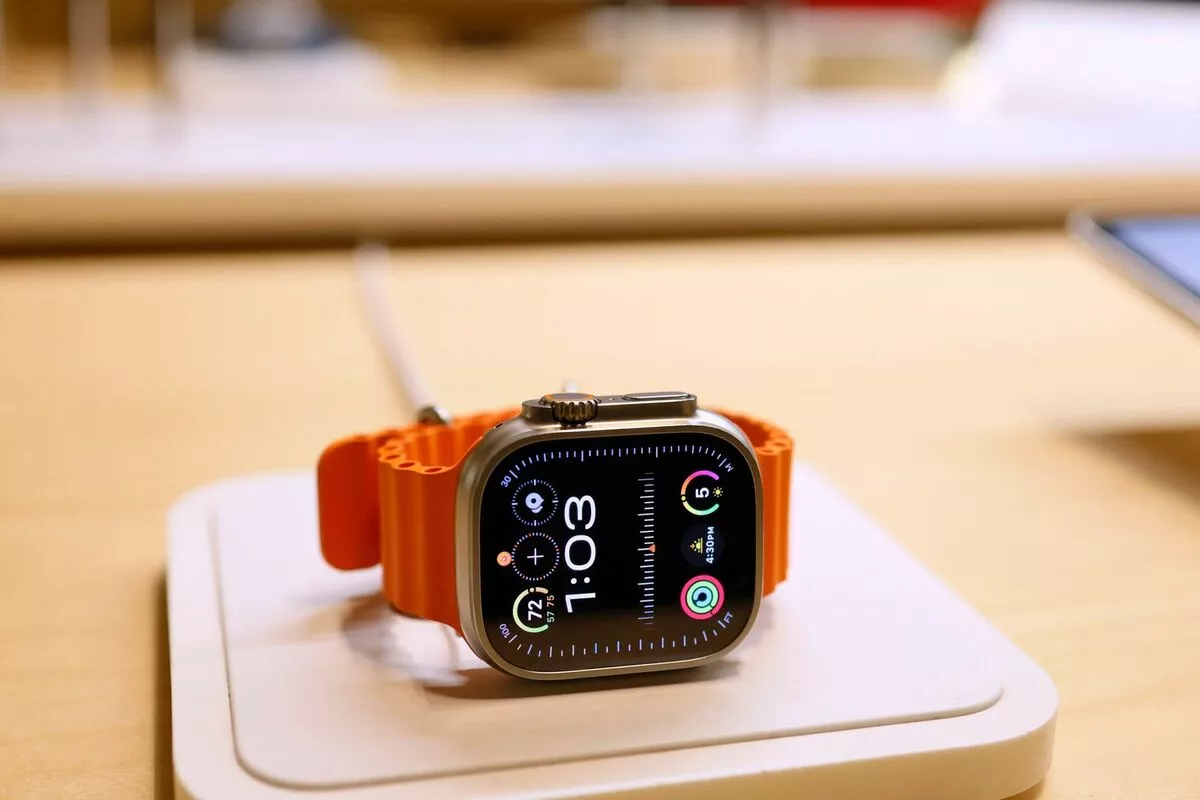 Apple компани оюуны өмчийн маргааны улмаас сүүлийн загварын ухаалаг бугуйн цагаа АНУ-д зарах эрхгүй болов