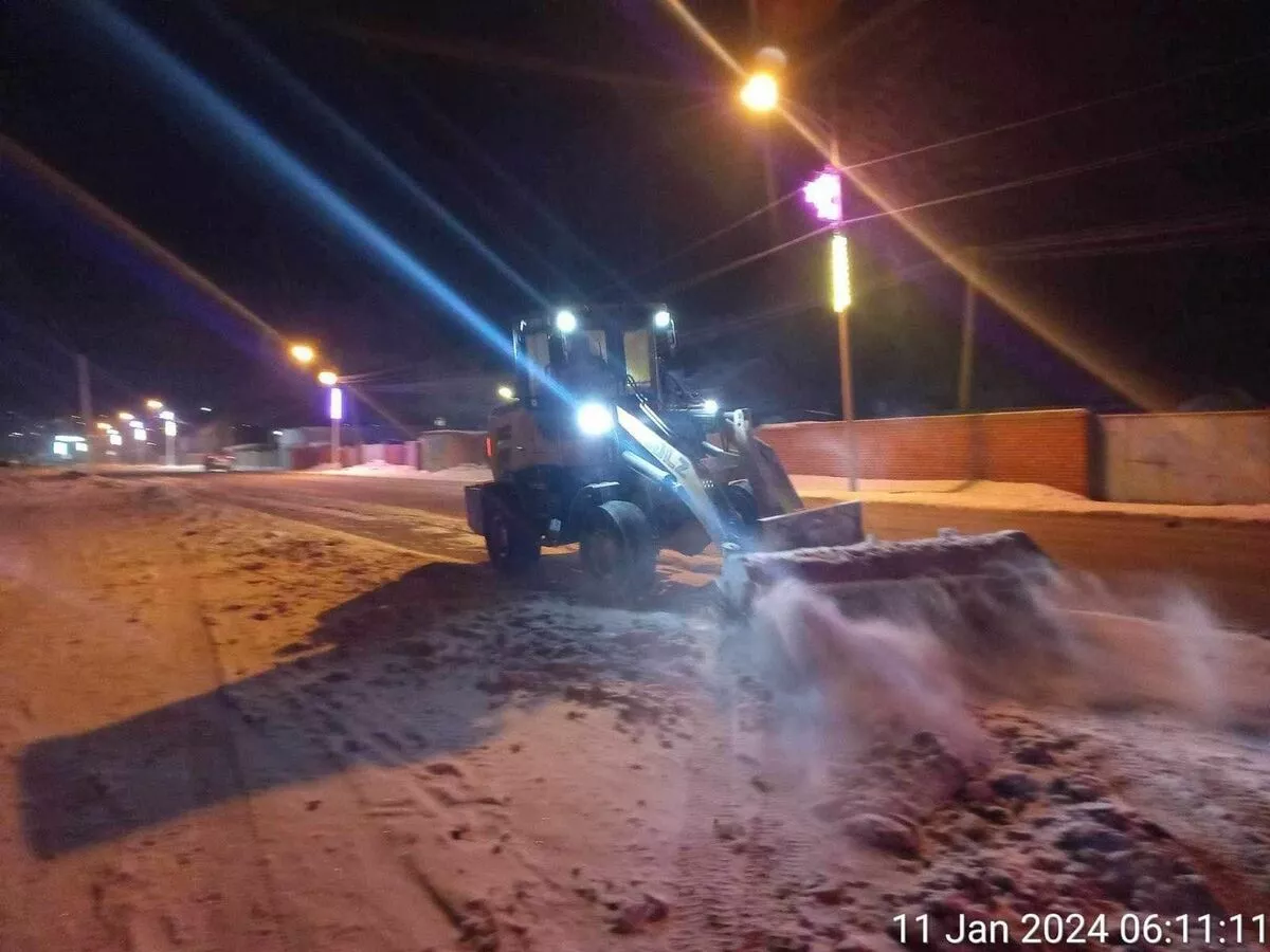Өнгөрсөн шөнө нийслэлийн төвийн зургаан дүүргийн зам талбайн цасыг ковшоор хусаж, давс, бодис, дайрга асгажээ