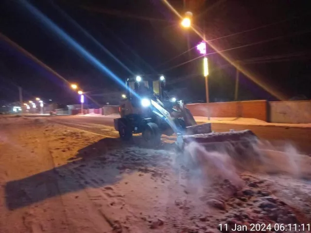 Өнгөрсөн шөнө нийслэлийн төвийн зургаан дүүргийн зам талбайн цасыг ковшоор хусаж, давс, бодис, дайрга асгажээ