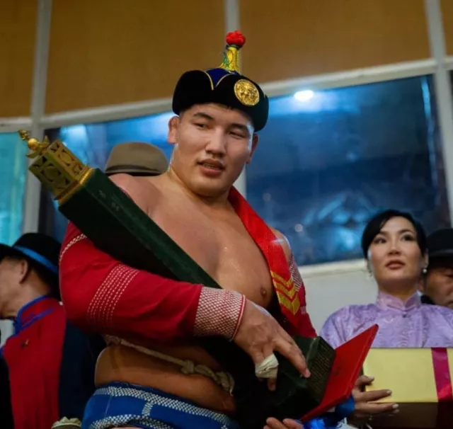 Хорт зуршлаас хол явахыг зөвлөдөг Улсын арслан Б.Орхонбаяр яагаад барилдахгүй байна вэ