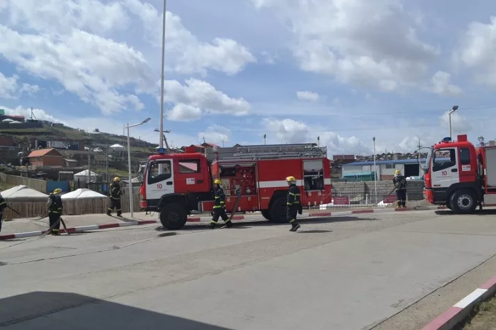 UBH барилгын хогийн цэгт гал гарч "Приус-20" автомашин шатлаа